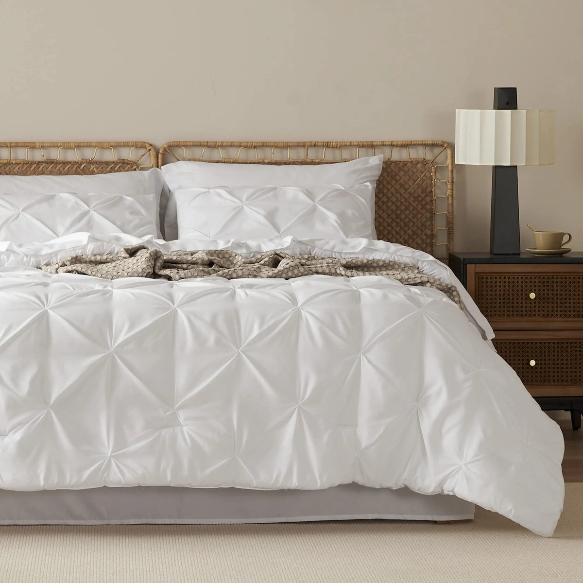 Luxury 7-Piece Pinch Pleat Bedding Set King Size Ultra-Soft Microfiber Comforter Set All-Season Breathable Cloud-Like Bed in a Bag Machine Washable