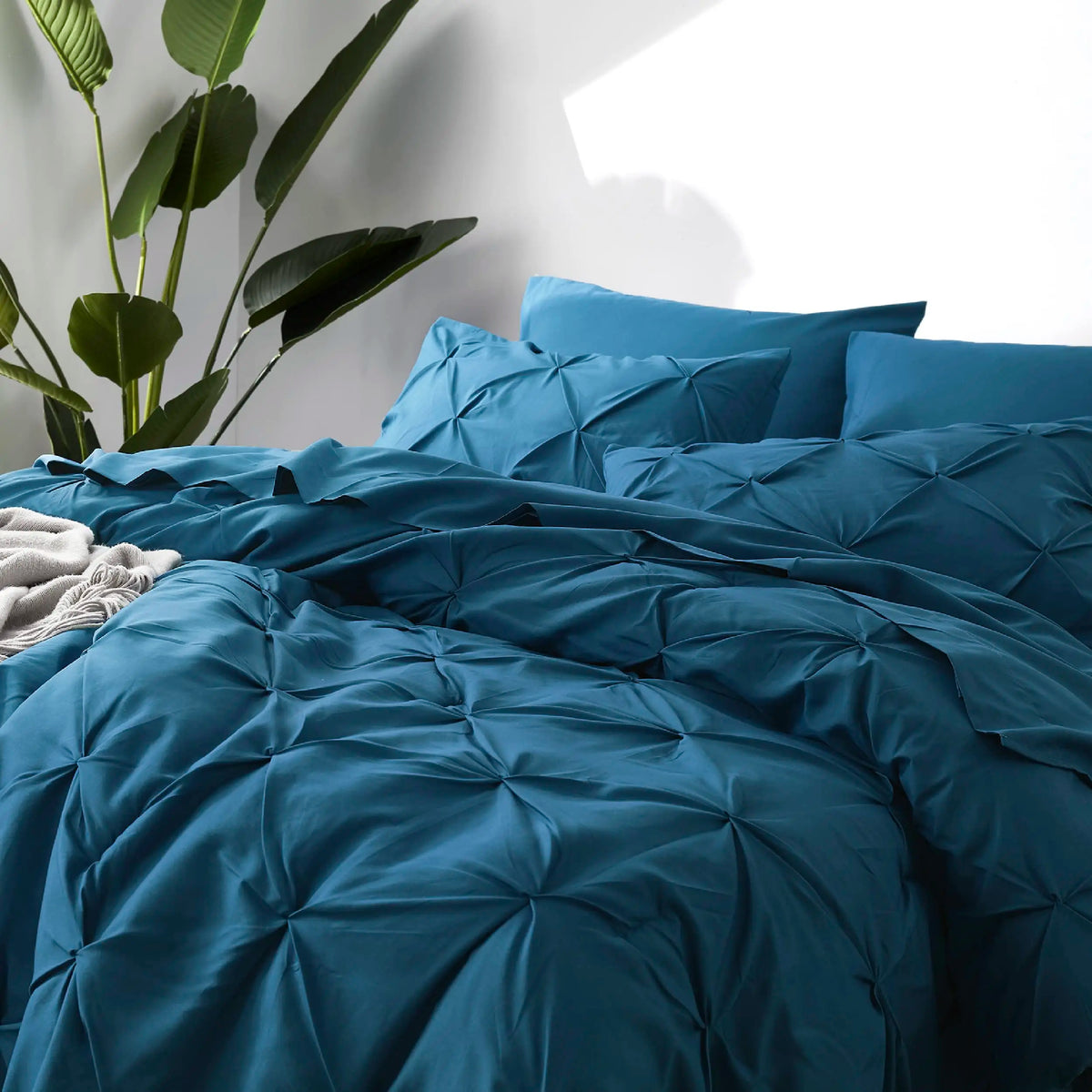 Luxury 7-Piece Pinch Pleat Bedding Set King Size Ultra-Soft Microfiber Comforter Set All-Season Breathable Cloud-Like Bed in a Bag Machine Washable